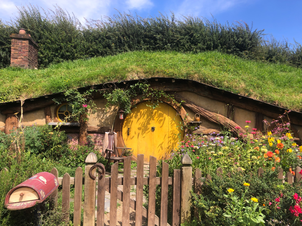 7 day new zealand north island road trip. yellow door on the hobbiton movie set