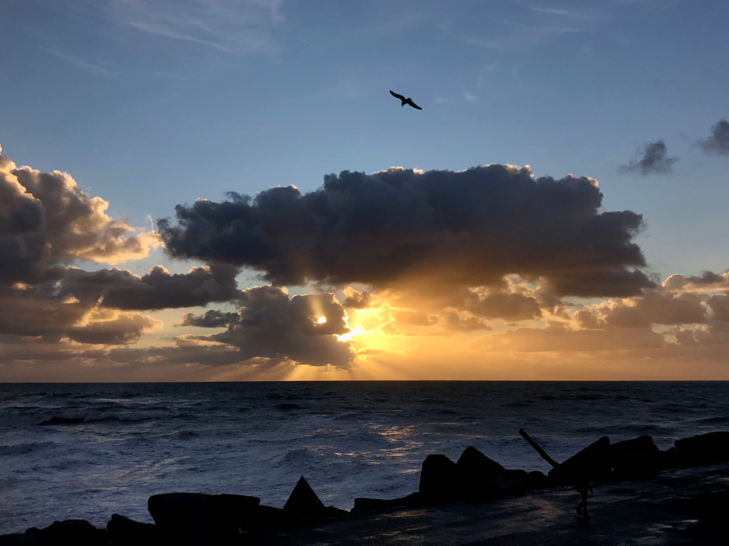 1-day greymouth itinerary. stunning sunset through the clouds over the ocean
