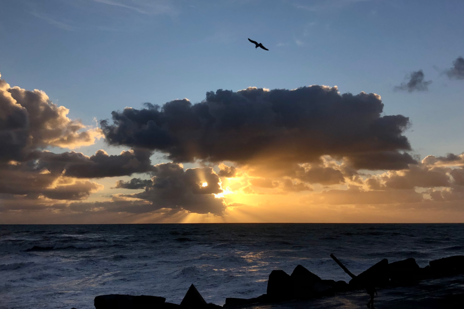 1-day greymouth itinerary. stunning sunset through the clouds over the ocean